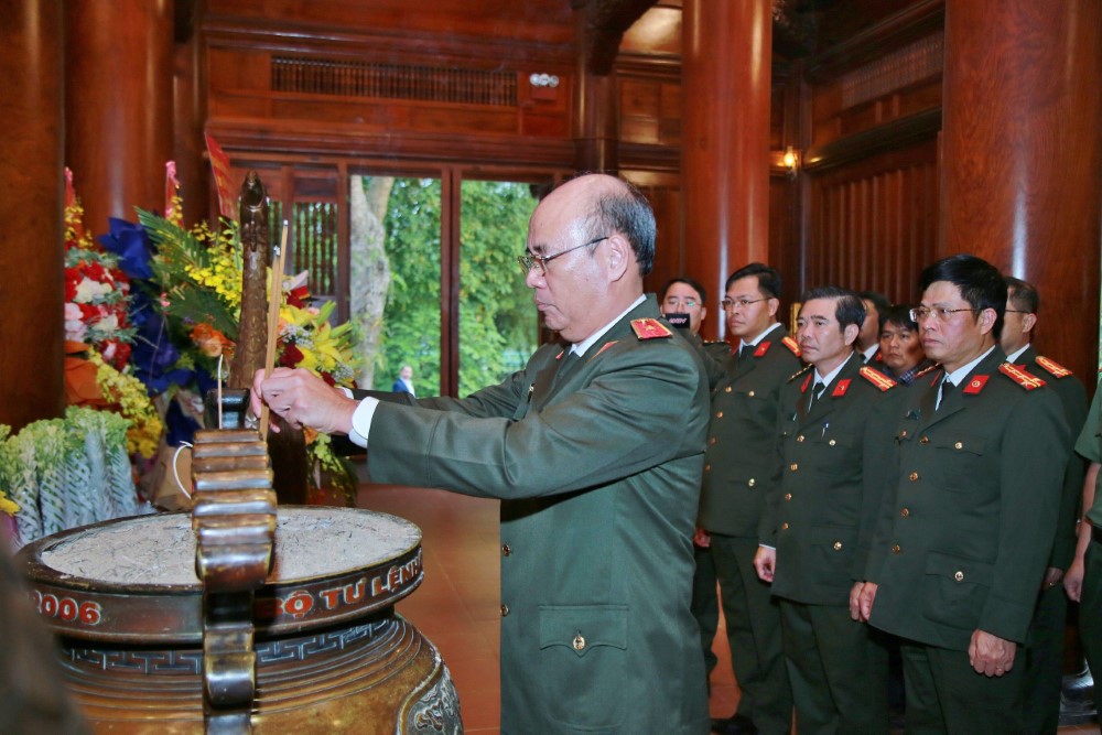 Trước khi diễn ra hội nghị, đoàn công tác do đồng chí Thiếu tướng Cao Đăng Hưng - Phó Chánh Văn phòng Bộ Công an dẫn đầu dâng hương, dâng hoa tại Khu di tích lịch sử Quốc gia đặc biệt Kim Liên