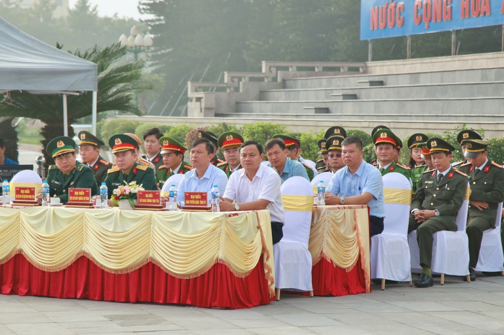 Các đại biểu tham dự Lễ ra quân