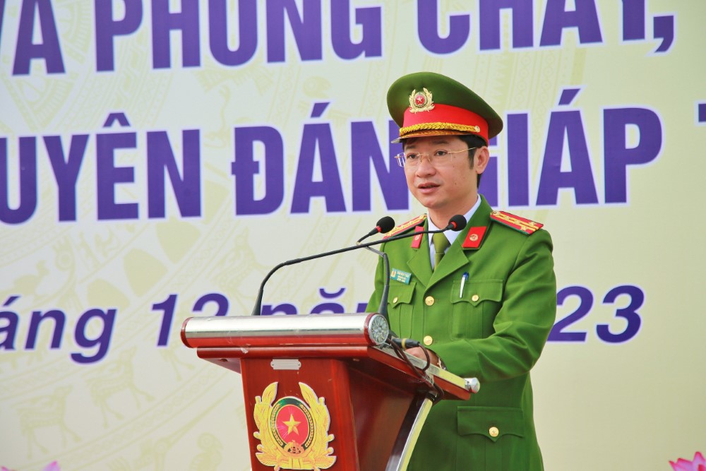 Đồng chí Đại tá Trần Ngọc Tuấn - Phó Giám đốc Công an tỉnh phát biểu tại lễ ra quân