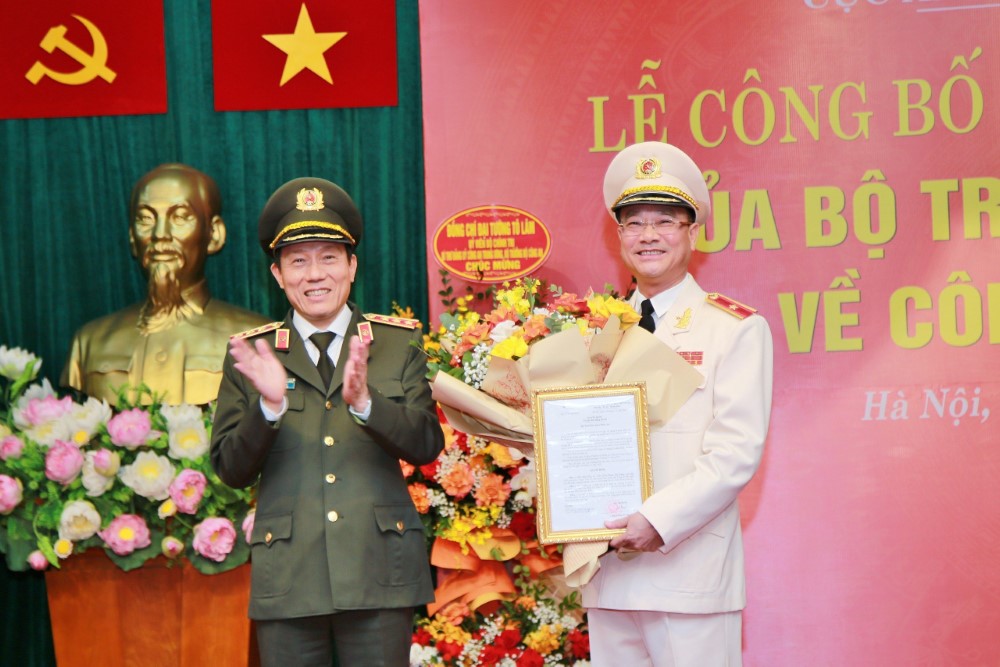 Thứ trưởng Lương Tam Quang trao quyết định và tặng hoa chúc mừng Thiếu tướng Phạm Thế Tùng được Bộ trưởng Bộ Công an điều động giữ chức vụ Cục trưởng Cục An ninh chính trị nội bộ
