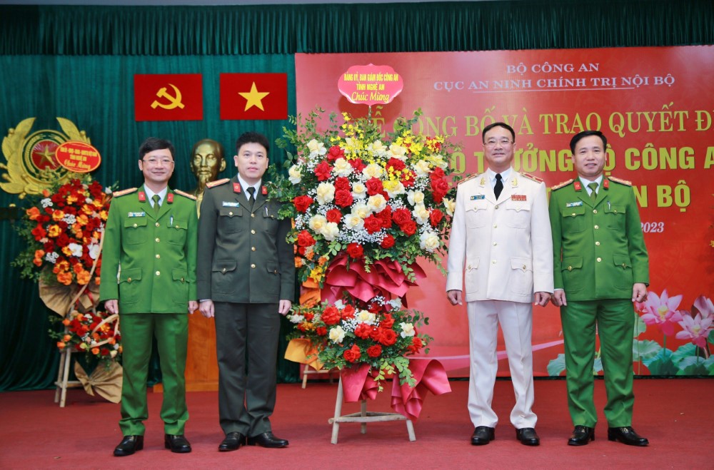 Các đồng chí trong Ban Giám đốc Công an tỉnh Nghệ An tặng hoa chúc mừng đồng chí Thiếu tướng Phạm Thế Tùng