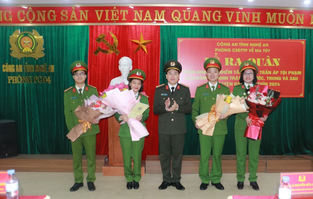 Đồng chí Đại tá Trần Hồng Quang - Phó Giám đốc Công an tỉnh động viên CBCS đạt giải cao