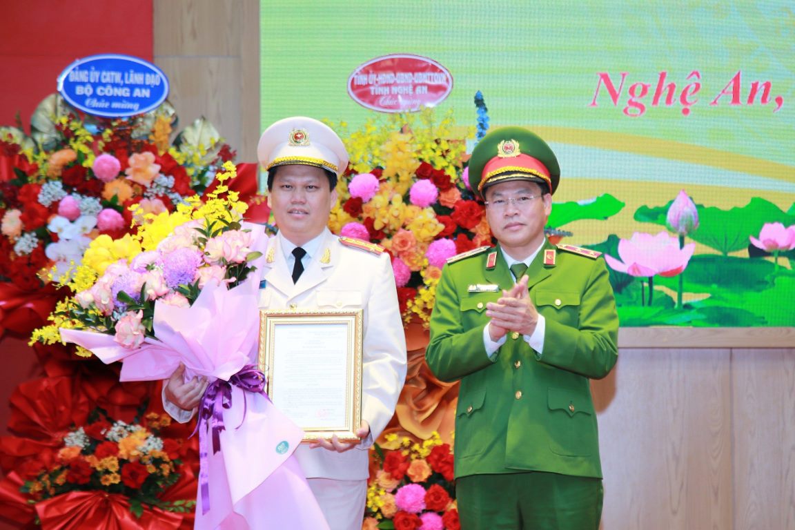 Thứ trưởng Bộ Công an Nguyễn Văn Long trao Quyết định và tặng hoa chúc mừng Đại tá Bùi Quang Thanh - Tân Giám đốc Công an tỉnh Nghệ An 