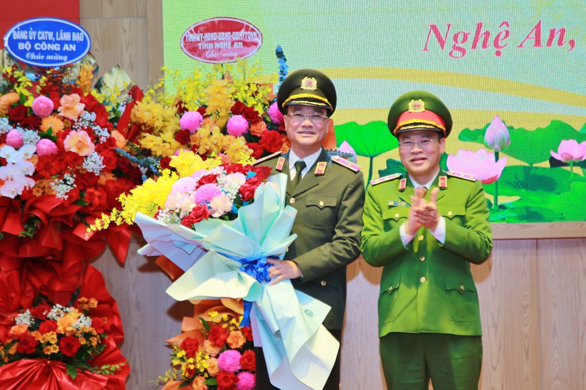 Thứ trưởng Nguyễn Văn Long tặng hoa chúc mừng đồng chí Thiếu tướng Phạm Thế Tùng, tân Cục trưởng Cục An ninh chính trị nội bộ