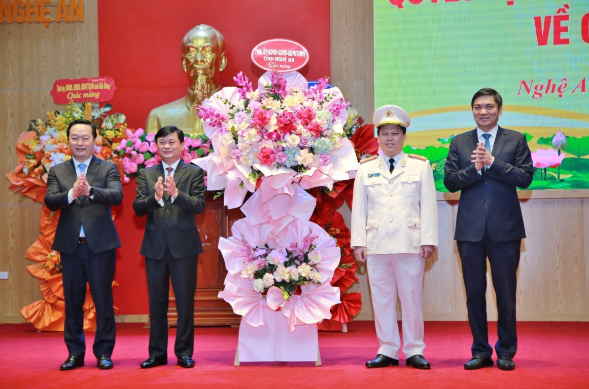 Lãnh đạo tỉnh Nghệ An tặng hoa chúc mừng Đại tá Bùi Quang Thanh