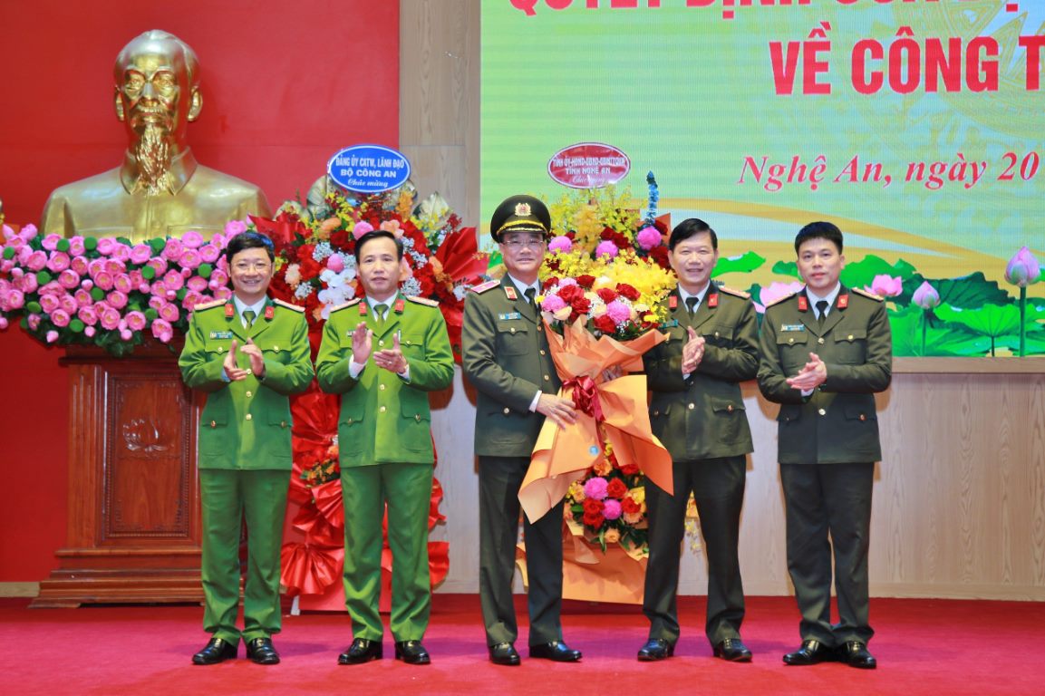 Lãnh đạo Công an tỉnh Nghệ An chúc mừng đồng chí Thiếu tướng Phạm Thế Tùng
