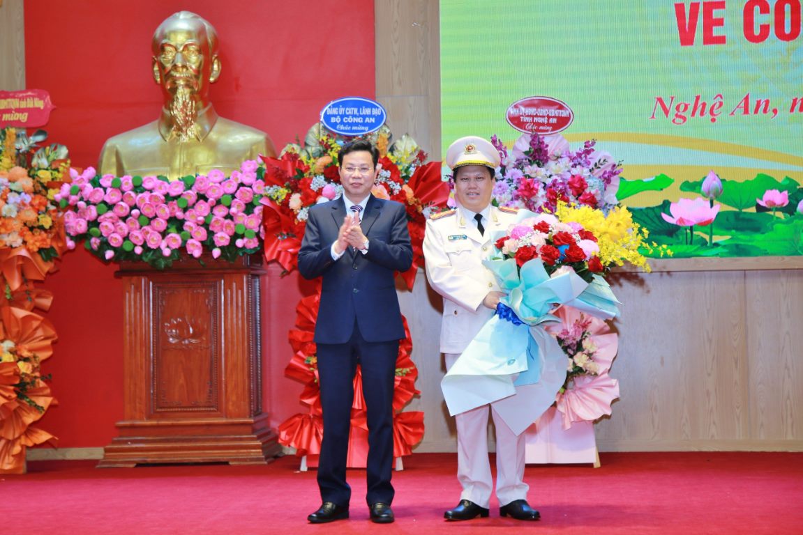   Lãnh đạo tỉnh Đắk Nông tặng hoa chúc mừng đồng chí Đại tá Bùi Quang Thanh