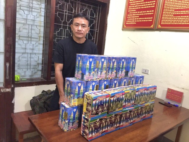 Công an TP Vinh bắt giữ đối tượng Dương Công Định (sinh năm 1989), trú tại thị trấn Buôn Trấp, huyện Krông Ana, tỉnh Đắk Lắk về hành vi mua bán hàng cấm, thu giữ 54kg pháo