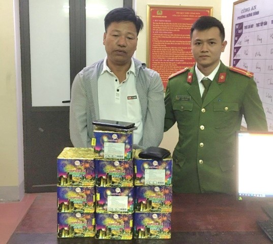 Công an TP Vinh bắt giữ đối tượng Lê Duy Lai (sinh năm 1976), trú tại xóm 5 xã Hưng Đông, TP Vinh về hành vi mua bán hàng cấm; thu giữ 10 cối pháo loại 36 quả có trọng lượng 12kg 