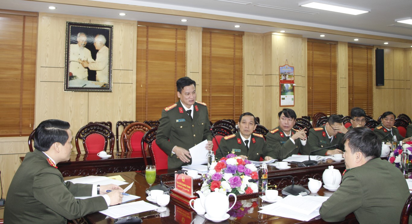 Đồng chí Thượng tá Phạm Vũ Cường – Trưởng phòng Tham mưu báo cáo tại buổi làm việc