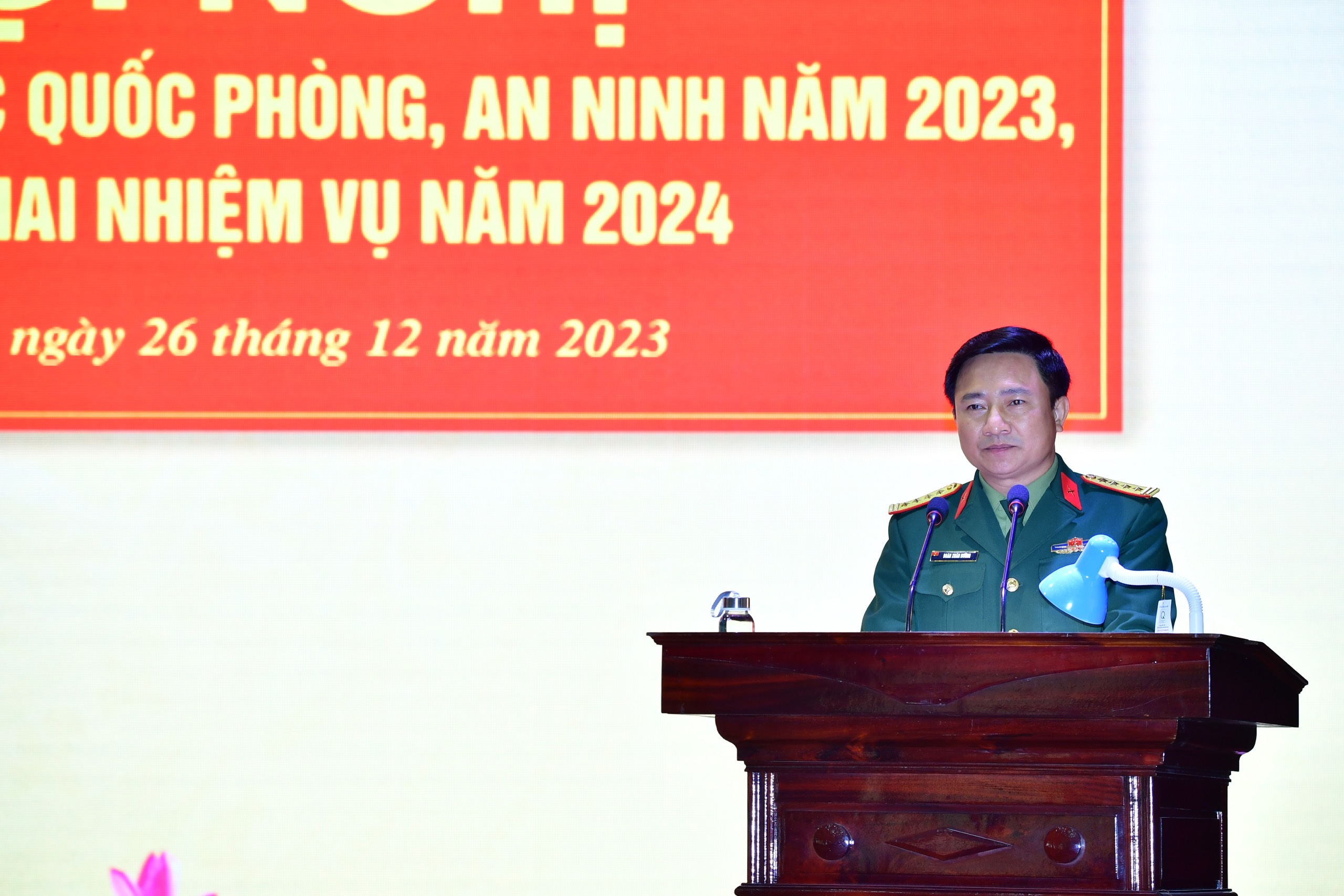 Đại tá Đoàn Xuân Bường - Phó Chính ủy Quân khu 4 phát biểu chỉ đạo tại Hội nghị