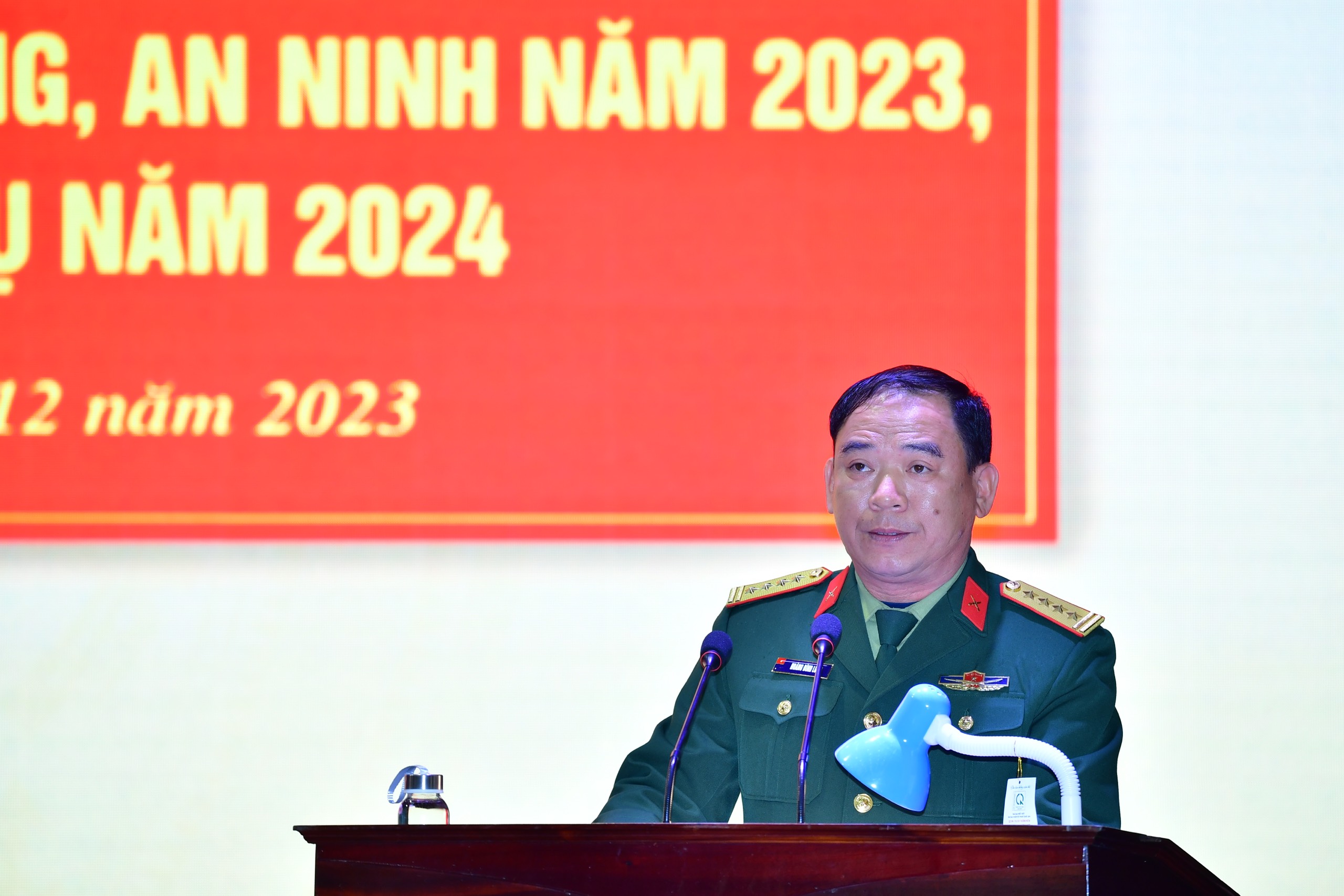Đại tá Hoàng Đình Luân - Phó Chỉ huy trưởng Bộ Chỉ huy Quân sự tỉnh báo cáo công tác đảm bảo quốc phòng - an ninh năm 2023; nhiệm vụ năm 2024