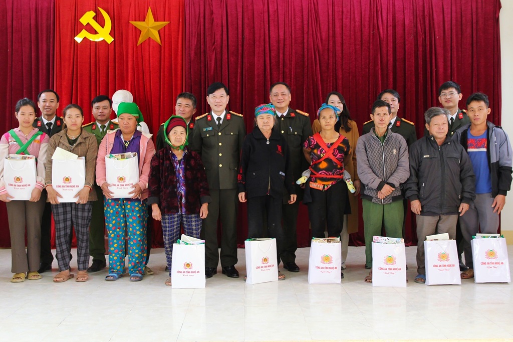Đồng chí Đại tá Lê Văn Thái, Phó Giám đốc Công an tỉnh cùng đoàn công tác thăm, chúc Tết đồng bào và người có uy tín tại xã Xá Lượng, huyện Tương Dương 