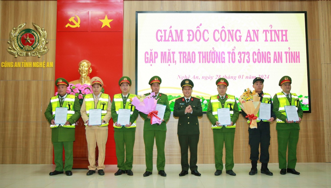 Giám đốc Công an tỉnh Nghệ An gặp mặt, trao thưởng Tổ công tác 373