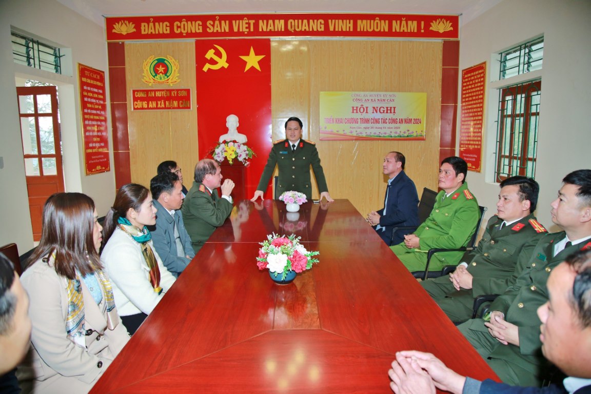 Lãnh đạo Công an tỉnh Nghệ An thăm, tặng quà Công an xã biên giới Nậm Càn