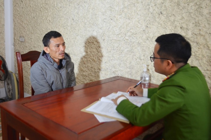 Cán bộ Công an huyện Diễn Châu làm việc với đối tượng vi phạm
