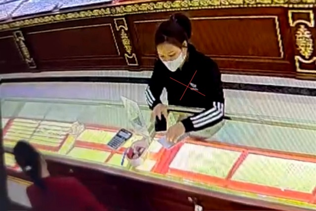 Đối tượng Tiêu Thị Giang thực hiện hành vi phạm tội tại một cửa hàng vàng bạc (hình trích xuất từ camera an ninh)
