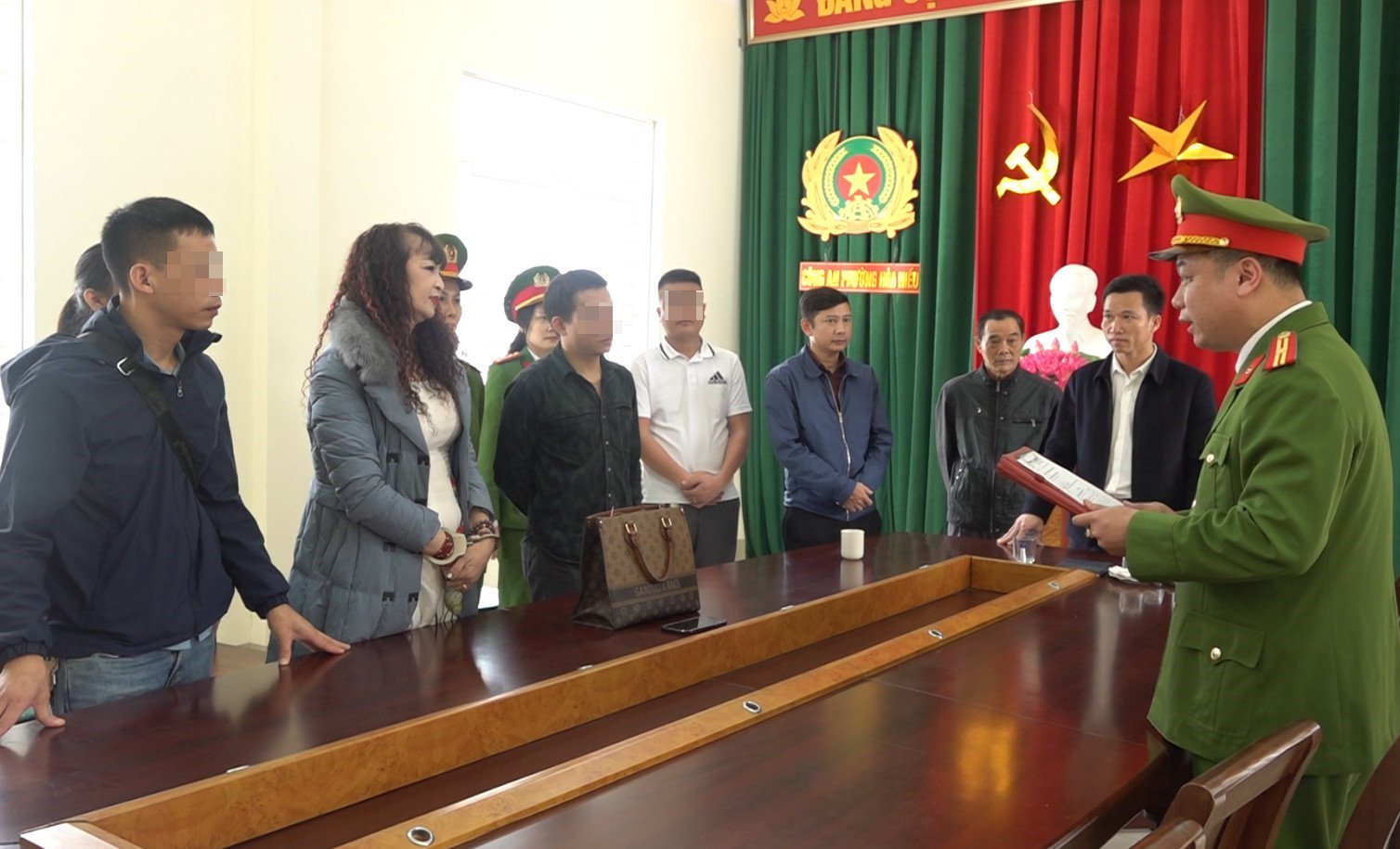 Cơ quan chức năng đọc lệnh giữ người trong trường hợp khẩn cấp đối với Nguyễn Kim Tiến