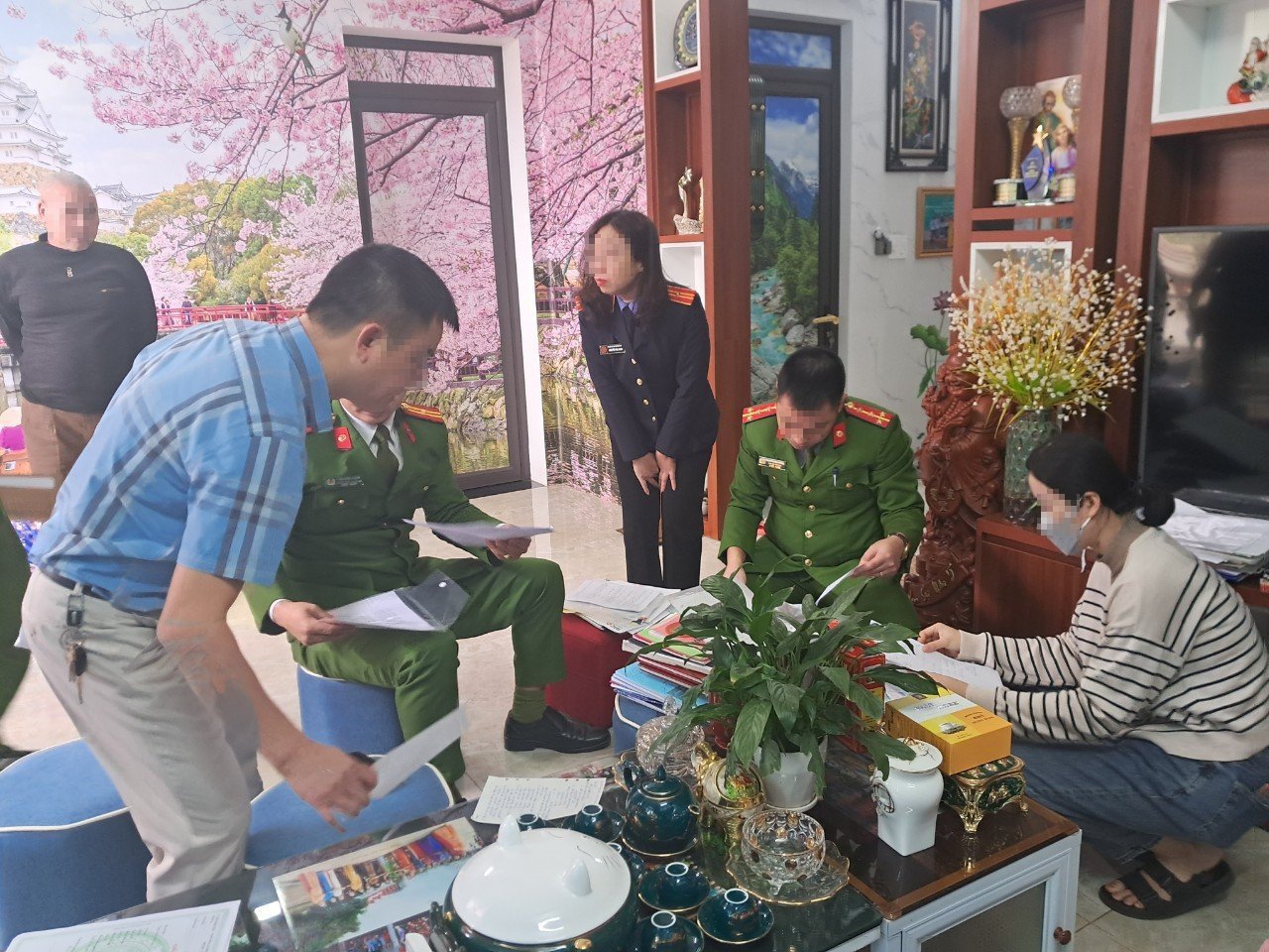 Cơ quan chức năng khám xét nơi ở của Nguyễn Kim Tiến