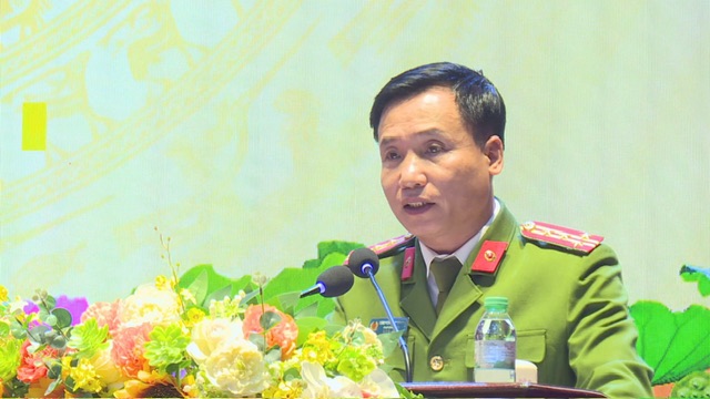Đồng chí Đại tá Nguyễn Duy Thanh - Phó giám đốc Công an tỉnh phát biểu tại hội nghị 