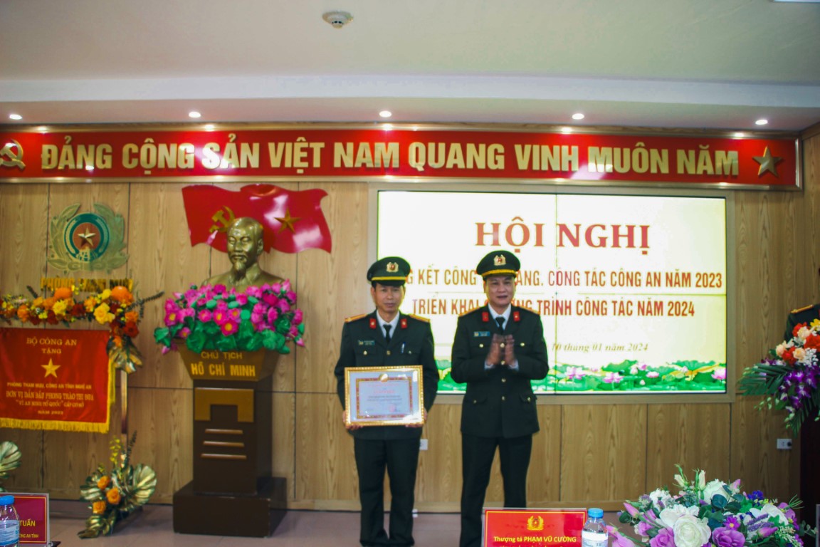 Đồng chí Thượng tá Phạm Vũ Cường – Bí thư Đảng uỷ, Trưởng phòng Tham mưu khen thưởng Chi bộ xuất sắc năm 2023
