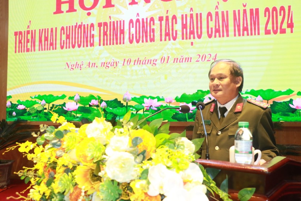Đồng chí Đại tá Trần Thăng Long - Trưởng phòng Hậu cần phát biểu tại Hội nghị