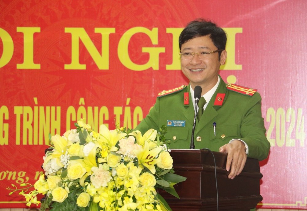 Đồng chí Đại tá Trần Ngọc Tuấn, Phó Giám đốc Công an tỉnh phát biểu tại Hội nghị