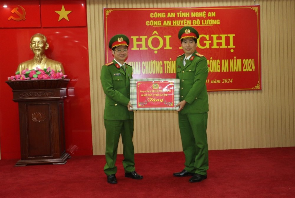 Đồng chí Đại tá Trần Ngọc Tuấn, Phó Giám đốc Công an tỉnh trao quà của đồng chí Giám đốc Công an tỉnh cho Công an xã Giang Sơn Tây
