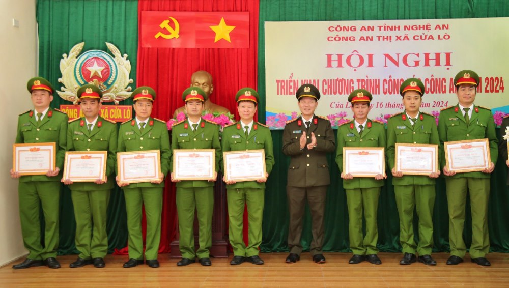 Đồng chí Đại tá Lê Văn Thái, Phó Giám đốc Công an tỉnh trao danh hiệu Chiến sĩ thi đua cơ sở cho các cá nhân có thành tích xuất sắc trong công tác, chiến đấu 