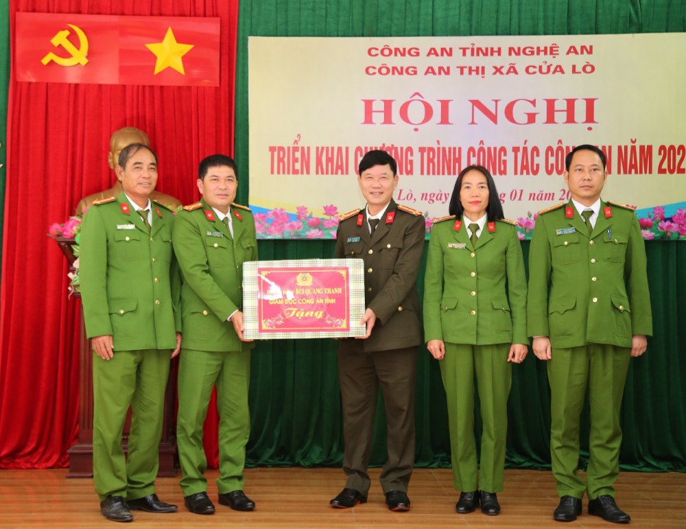 Đồng chí Đại tá Lê Văn Thái, Phó Giám đốc Công an tỉnh trao quà của Giám đốc Công an tỉnh tặng Công an thị xã Cửa Lò