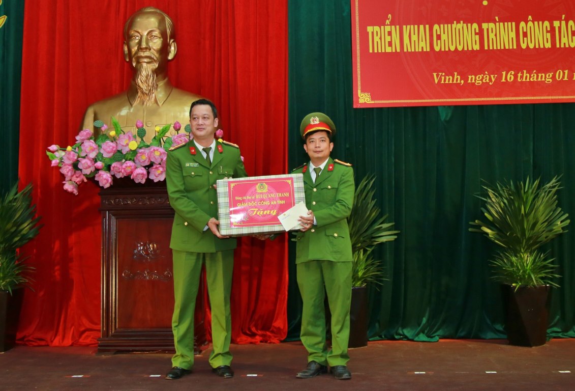 Đồng chí Thượng tá Nguyễn Đức Cường, Trưởng Công an TP Vinh trao quà của Giám đốc Công an tỉnh tặng Công an xã Hưng Lộc