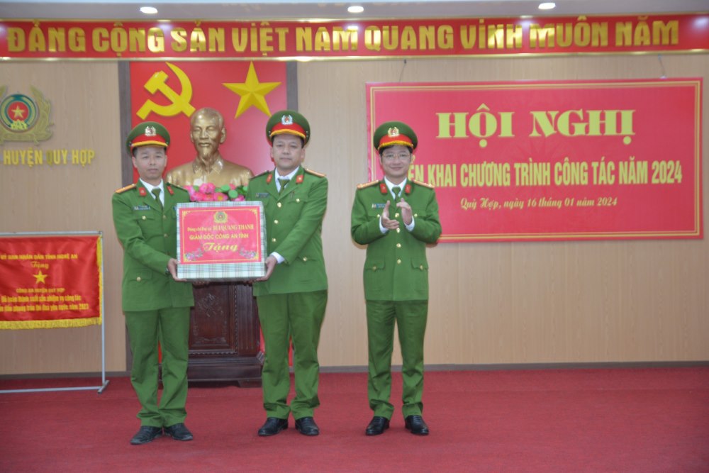 Đồng chí Đại tá Trần Ngọc Tuấn trao quà của đồng chí Giám đốc Công an tỉnh tặng Công an xã Châu Tiến và Châu Cường.