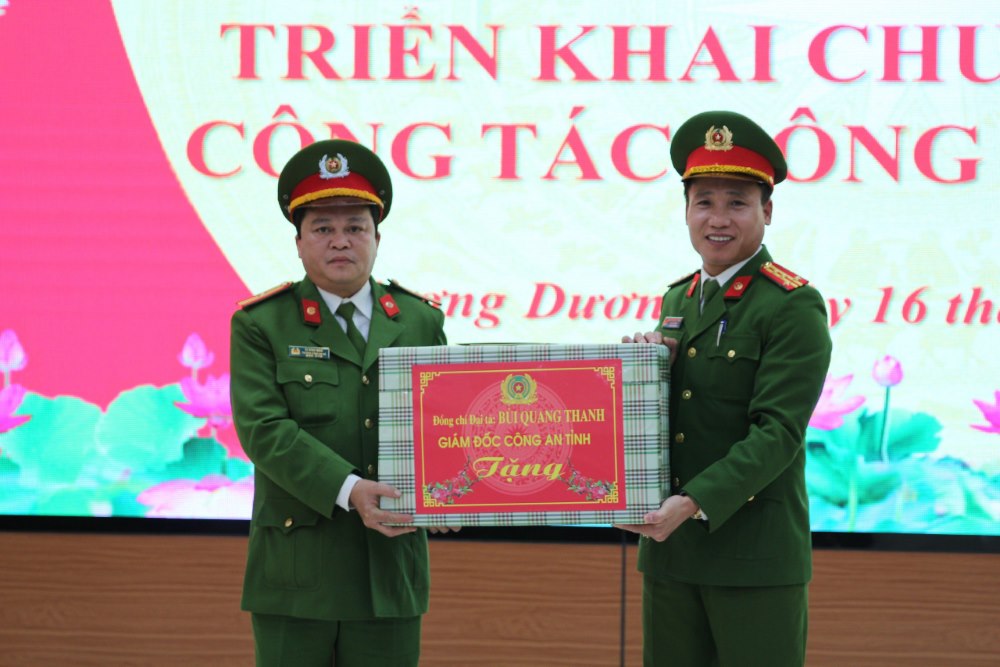 Đồng chí Đại tá Nguyễn Duy Thanh, Phó Giám đốc Công an tỉnh trao quà của Giám đốc Công an tỉnh tặng Công an xã Hữu Khuông