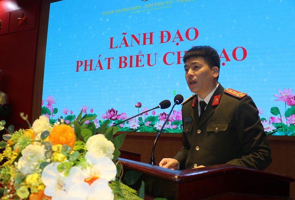 Đồng chí Đại tá Trần Hồng Quang, Phó Giám đốc Công an tỉnh phát biểu chỉ đạo Hôi nghị