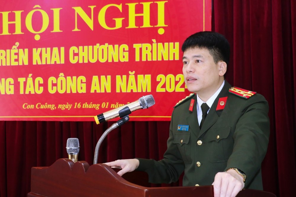 Đồng chí Đại tá Trần Hồng Quang, Phó Giám đốc Công an tỉnh phát biểu tại Hội nghị