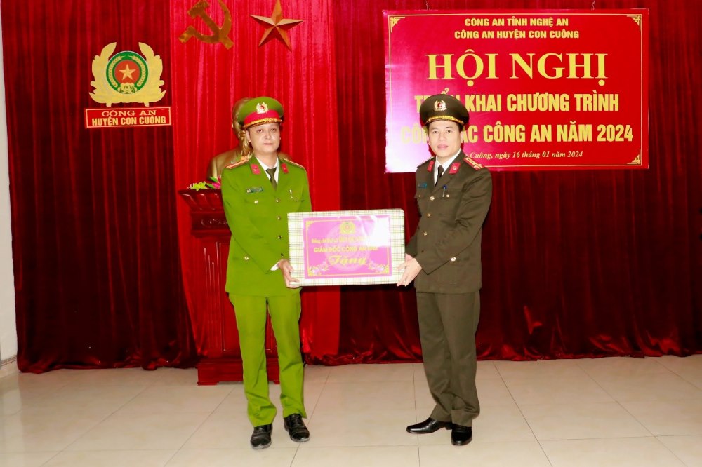 Đồng chí Đại tá Trần Hồng Quang, Phó Giám đốc Công an tỉnh trao quà của đồng chí Giám đốc Công an tỉnh tặng Công an xã Cam Lâm