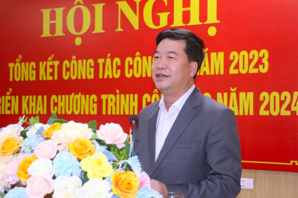 Đồng chí Nguyễn Hữu Sáng, Bí thư Huyện ủy, Chủ tịch HĐND huyện phát biểu tại Hội nghị