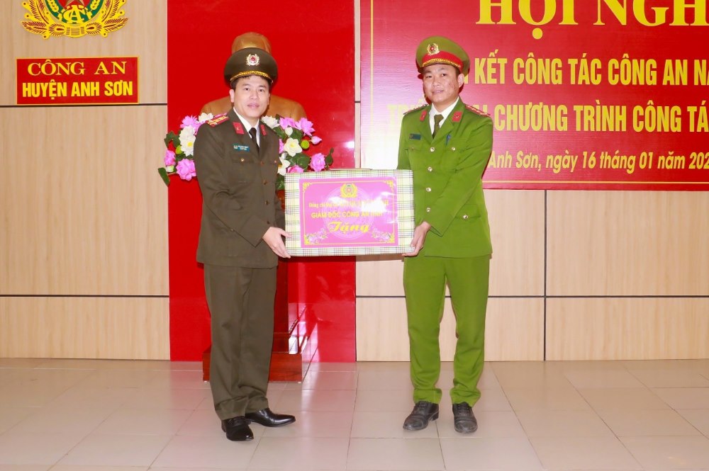 Đồng chí Đại tá Trần Hồng Quang, Phó Giám đốc Công an tỉnh trao quà của đồng chí Giám đốc Công an tỉnh tặng Công an xã Bình Sơn