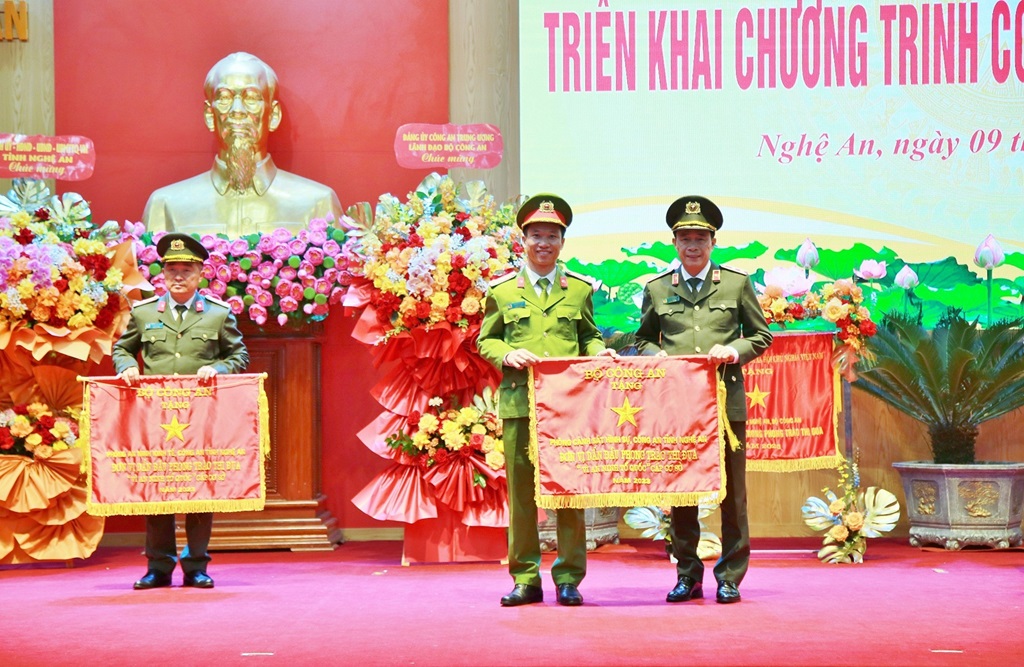 Đồng chí Thượng  tá Trần Đức Thân - Trưởng Phòng Cảnh sát hình sự nhận cờ thi đua của Bộ Công an