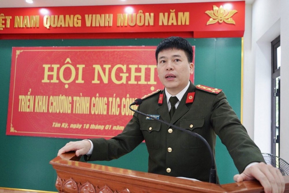 Đồng chí Đại tá Trần Hồng Quang - Phó Giám đốc Công an tỉnh ghi nhận, biểu dương những kết quả, thành tích nổi bật của Công an huyện Tân Kỳ 