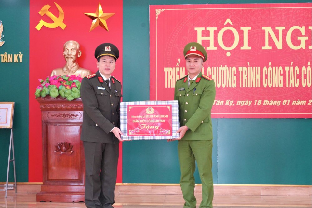 Đồng chí Đại tá Trần Hồng Quang trao quà của đồng chí Giám đốc Công an tỉnh tặng Công an huyện Tân Kỳ