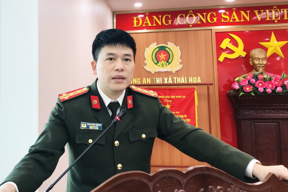 Đồng chí Đại tá Trần Hồng Quang - Phó Giám đốc Công an tỉnh phát biểu tại hội nghị