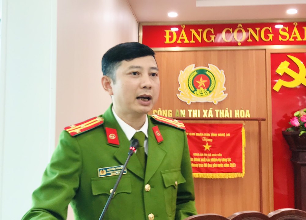 Đồng chí Thượng tá Nguyễn Văn Đạo - Trưởng Công an thị xã Thái Hòa phát biểu 