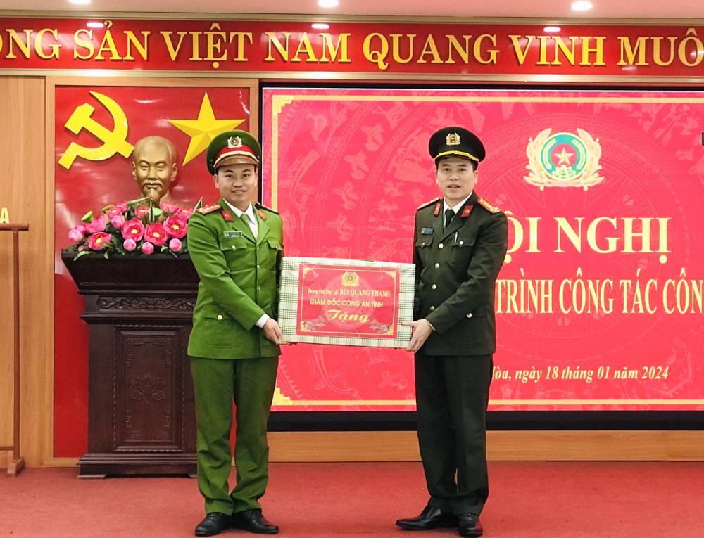 Đồng chí Đại tá Trần Hồng Quang trao quà của đồng chí Giám đốc Công an tỉnh tặng Công an xã Tây Hiếu