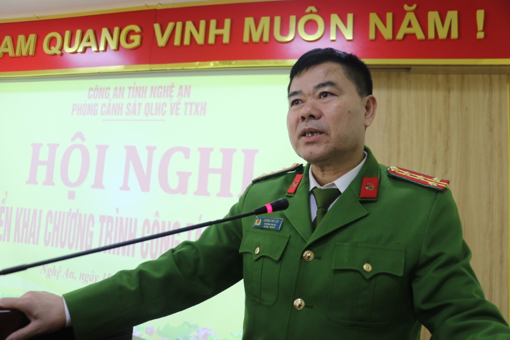 Đồng chí Đại tá Lương Thế Lộc – Trưởng phòng CSQLHC về TTXH Công an Nghệ An phát biểu tại hội nghị 