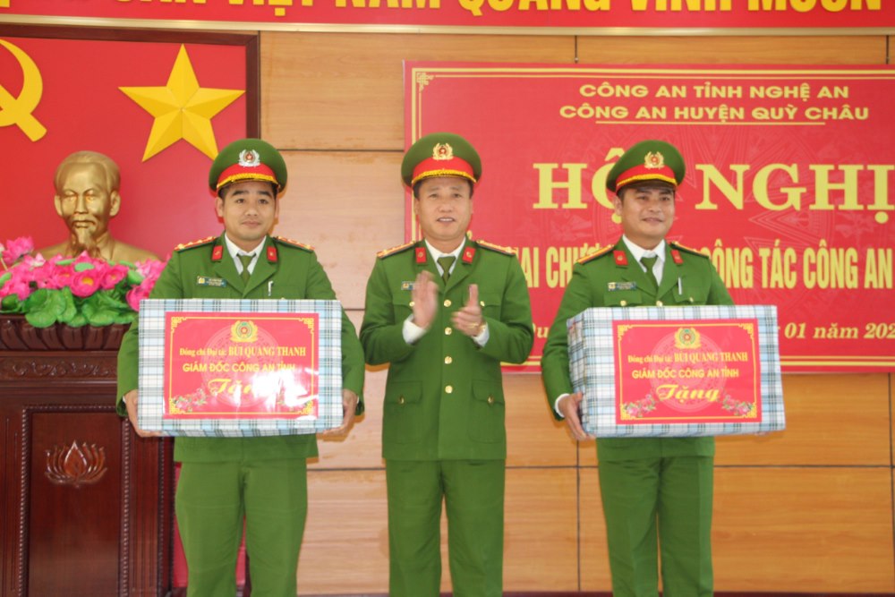 Đồng chí Đại tá Nguyễn Duy Thanh, Phó Giám đốc Công an tỉnh trao quà của đồng chí Giám đốc Công an tỉnh tặng Công an xã Diên Lãm và Châu Thuận