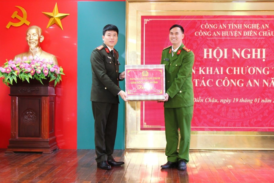 Đồng chí Đại tá Trần Hồng Quang, Phó Giám đốc Công an tỉnh tặng quà Công an huyện Diễn Châu