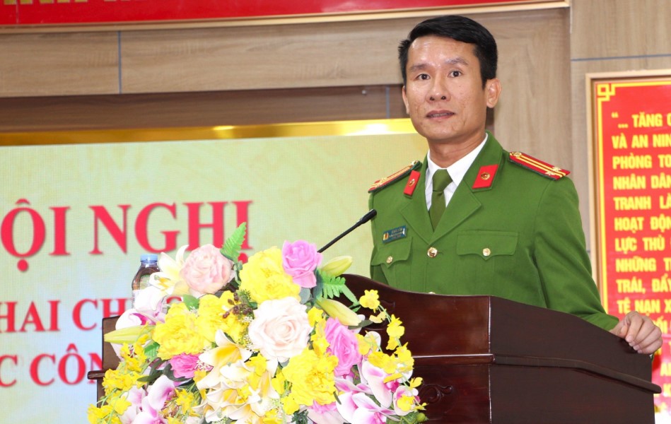 Đồng chí Trung tá Lê Đức Dũng - Trưởng Công an huyện Nghi Lộc phát biểu tại Hội nghị