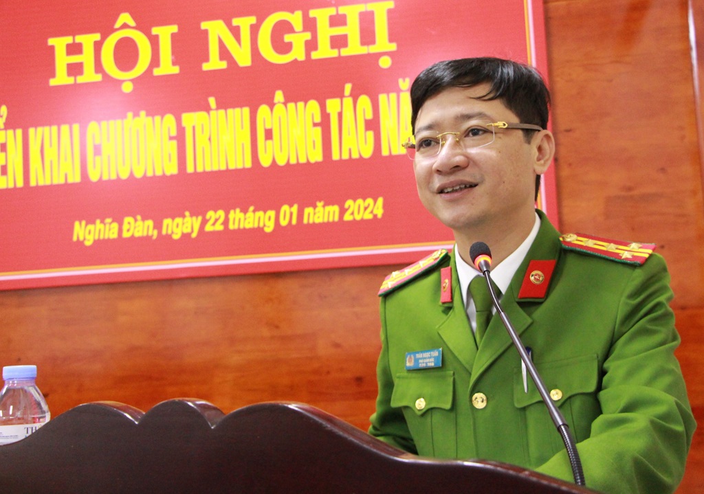 Đồng chí Đại tá Trần Ngọc Tuấn - Phó Giám đốc Công an tỉnh phát biểu chỉ đạo tại Hội nghị