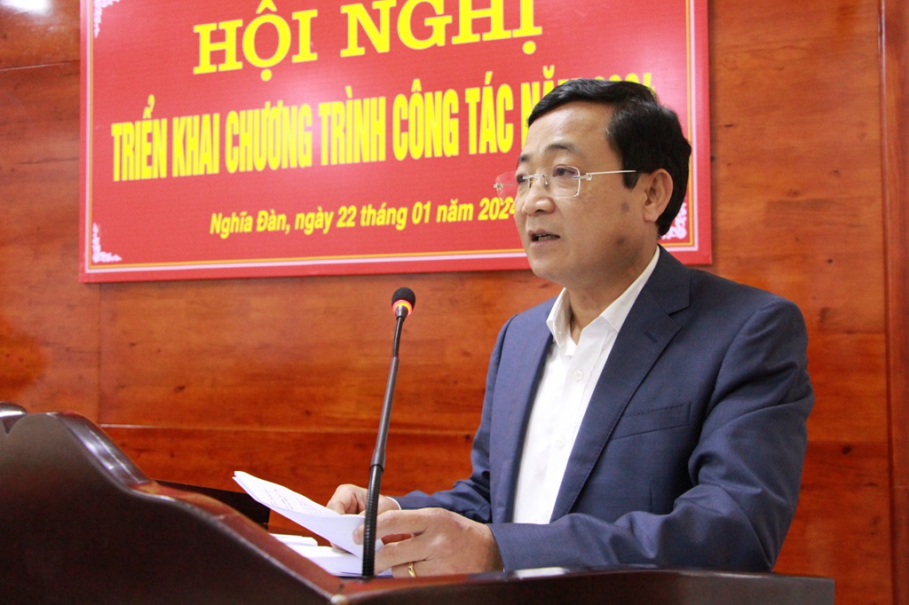 Đồng chí Phạm Chí Kiên, Bí thư Huyện ủy huyện Nghĩa Đàn phát biểu tại Hội nghị